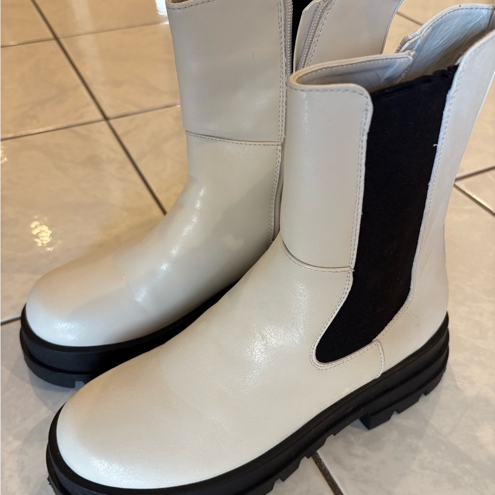 Dirty Laundry Vines White Ankle Boots